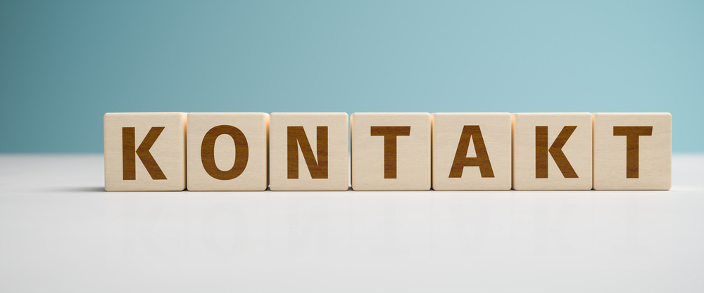 'Kontakt' auf Würfeln geschrieben.
